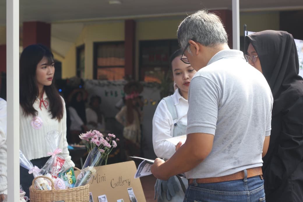 DOSEN POLIJE GENCARKAN "GERAKAN SADAR WISATA" DI DESA SEPUTIH: DARI SAPTA PESONA HINGGA PEMBUATAN PA thumbnail