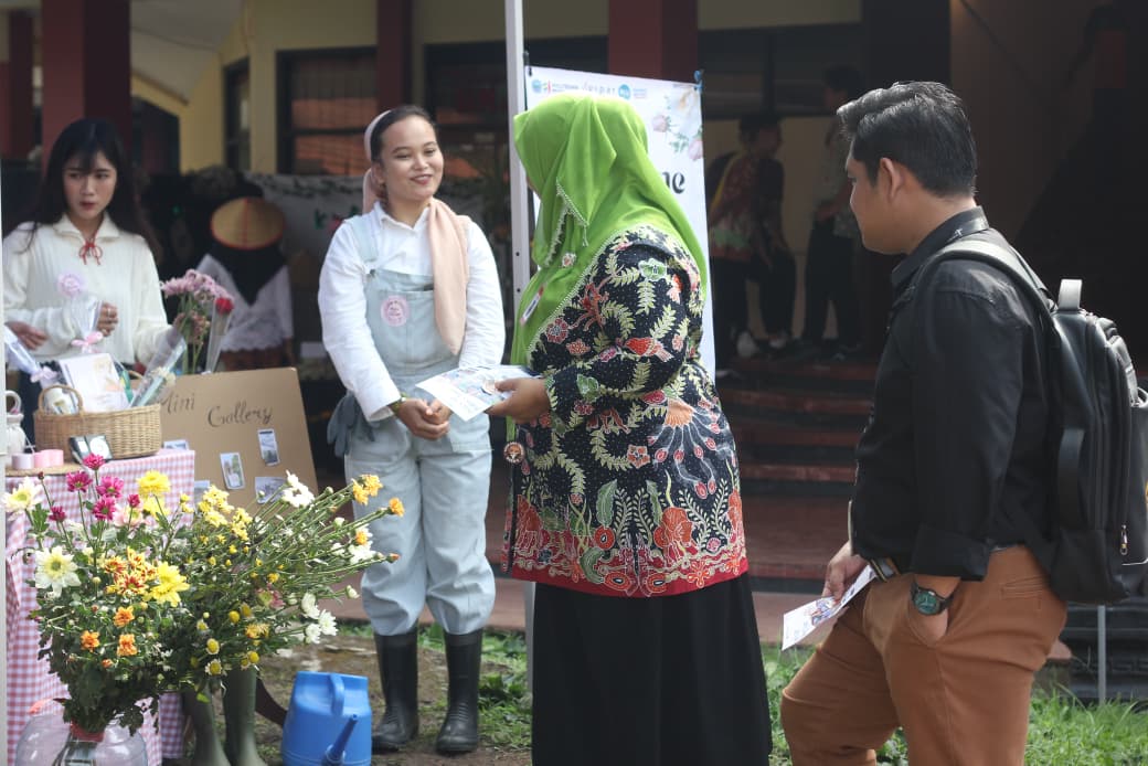 DOSEN POLIJE GENCARKAN "GERAKAN SADAR WISATA" DI DESA SEPUTIH: DARI SAPTA PESONA HINGGA PEMBUATAN PA