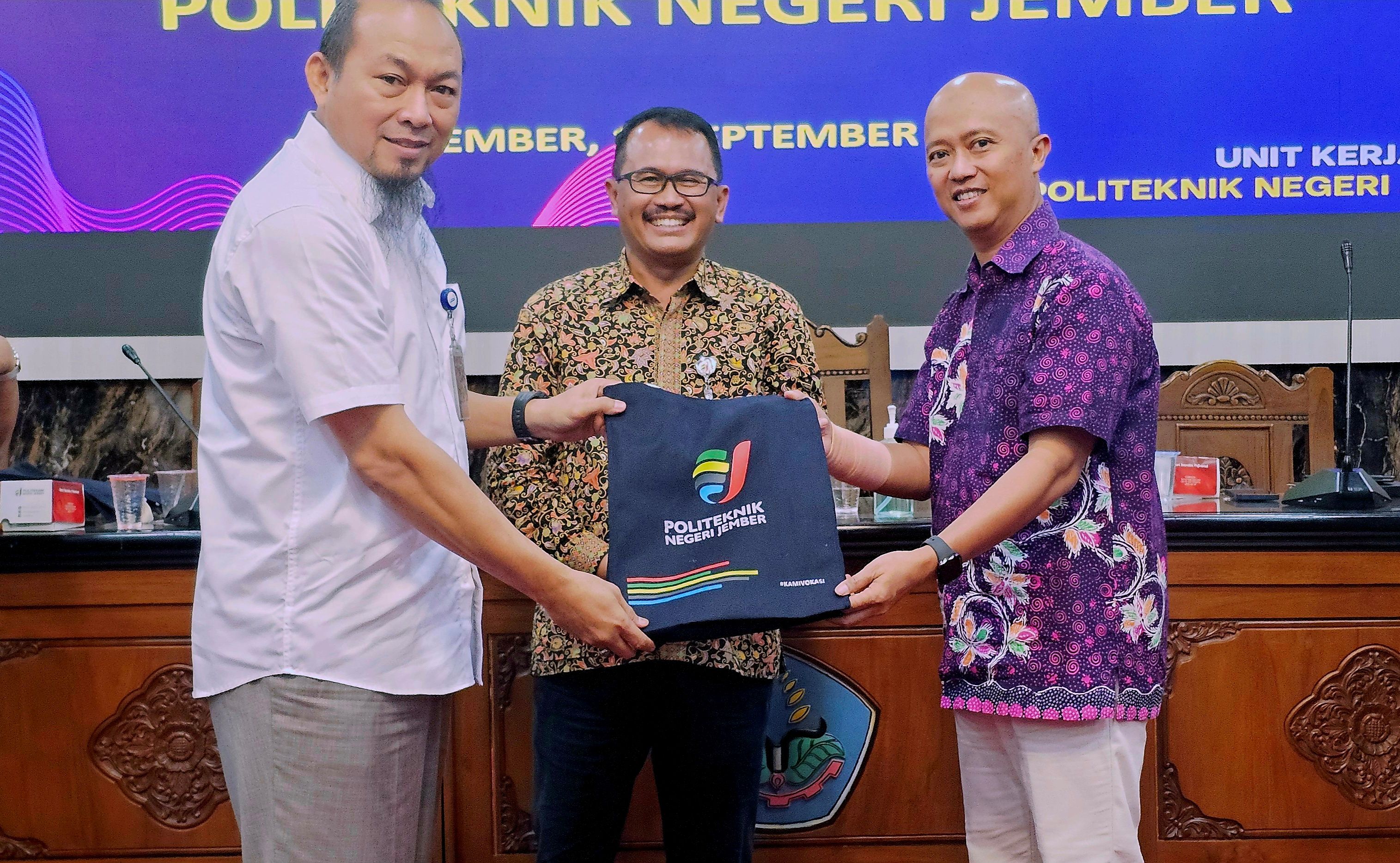 Studi Banding dan Elaborasi Kerja Sama antara Polije dan Perum Bulog thumbnail